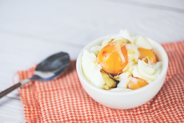 Œuf à la coque sur bol avec sauce pour le petit déjeuner sur la table