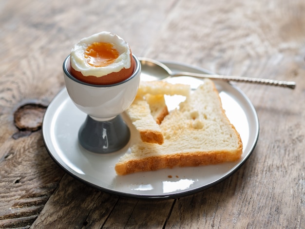 Œuf à la coque en coupe sur une table en bois