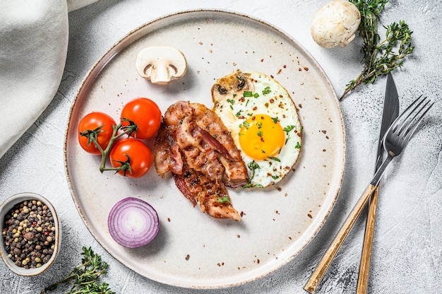 Œuf frit avec bacon et légumes