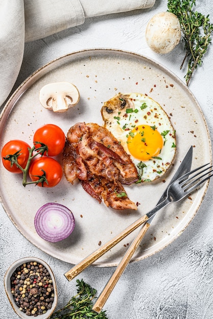 Œuf frit avec bacon et légumes