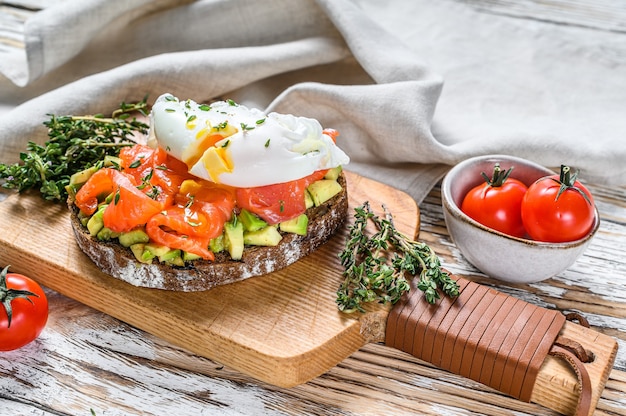 Œuf poché sur toast grillé au saumon fumé et avocat