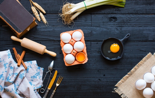 Œuf de poule sur un fond en bois foncé