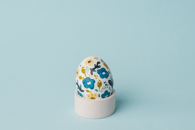 Œuf de poule peint à motif floral. Bricolage pour les vacances de Pâques avec les enfants. Décoration botanique