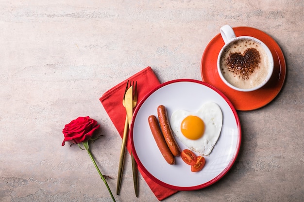 Œufs au plat de la Saint-Valentin en forme de coeur, café en forme