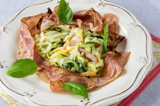 Œufs brouillés aux courgettes, sauce carbonara et bacon