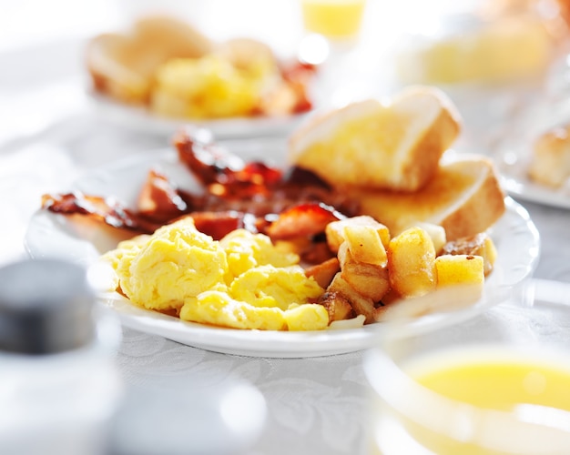 Œufs brouillés, pommes de terre frites et bacon