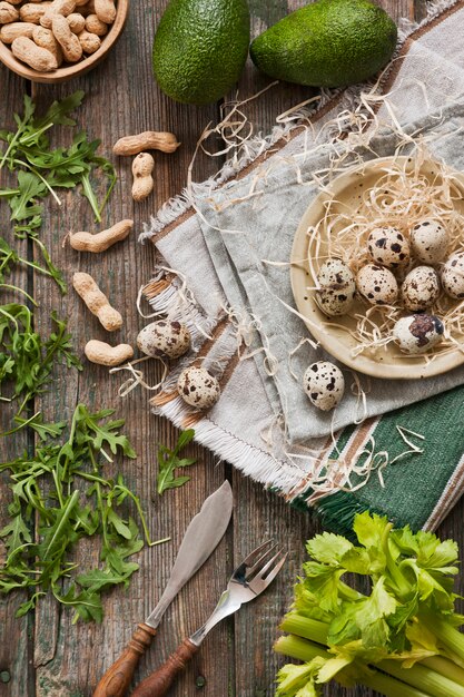 Œufs de caille, avocat et ingrédients verts frais pour la salade de printemps. Aliments diététiques sains