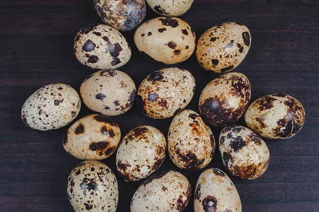 Œufs de caille frais. Concept alimentaire et santé.