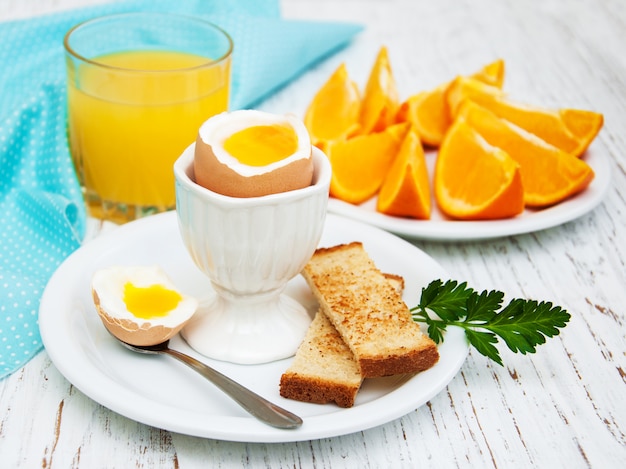 Œufs à la coque pour le petit déjeuner