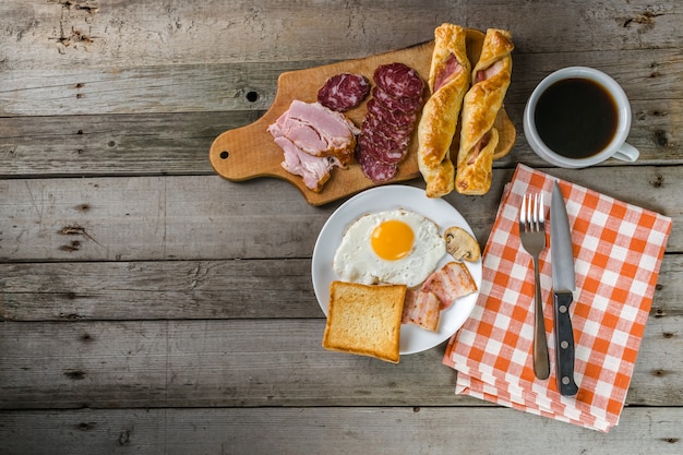 Œufs frits, bacon et café, délicieux petit déjeuner