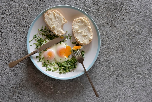 Œufs frits avec gros plan de verts