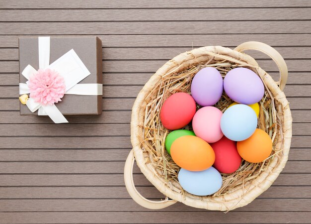 Œufs de Pâques dans le panier et le coffret cadeau