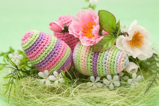 Œufs de Pâques décorés, fleurs sur fond vert, faits à la main