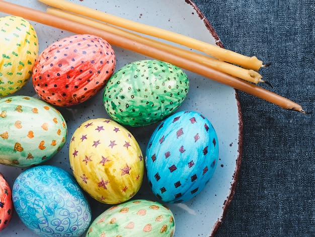 Œufs de Pâques, peints de couleurs vives et de bougies