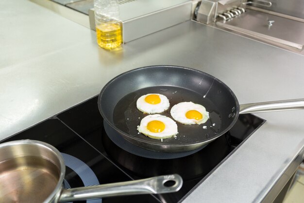 Œufs sur le plat dans un restaurant