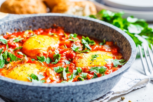 Œufs sur le plat en sauce tomate aux herbes