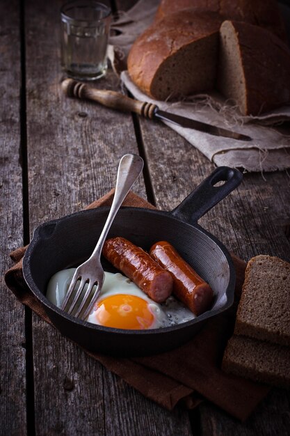 Œufs sur le plat avec des saucisses dans une casserole