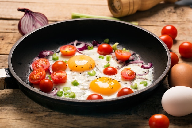 Œufs sur le plat avec des tomates