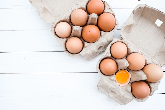 Œufs de poule biologiques de la ferme