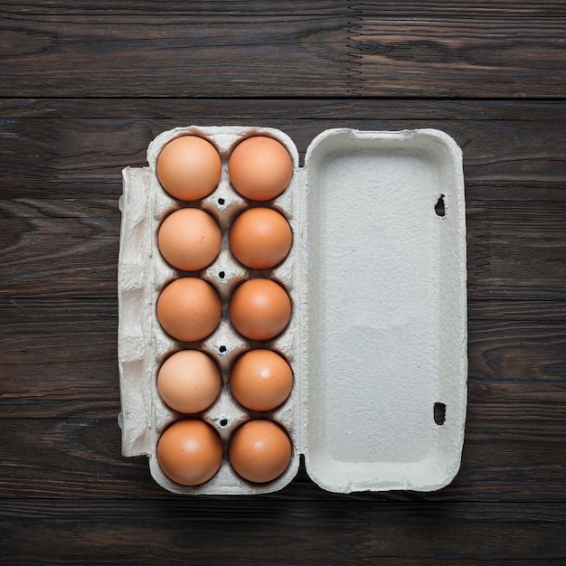 Œufs de poule dans une boîte en carton