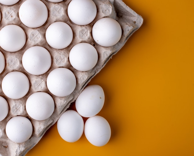 Œufs de poule dans une boîte en carton