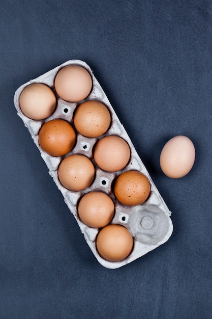 Œufs de poule dans un carton