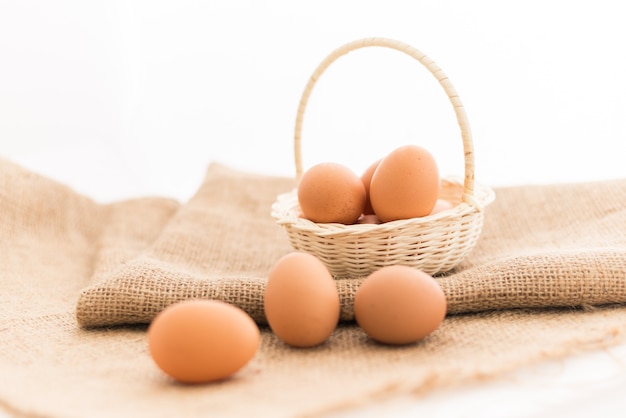 Œufs de poule dans le panier de bambou