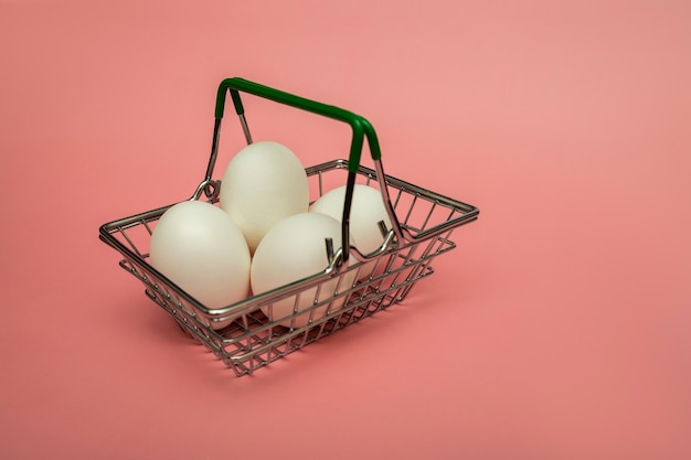 Œufs de poule dans un panier d'épicerie de supermarché