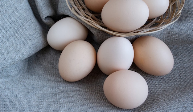 Œufs de poule dans un panier