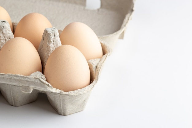 Œufs de poule dans un plateau en carton