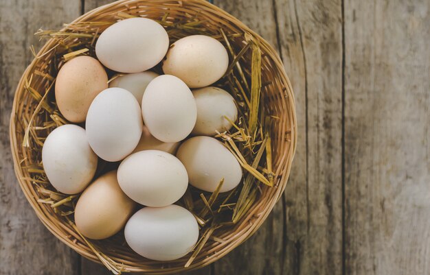 Œufs de poule faits maison dans un panier