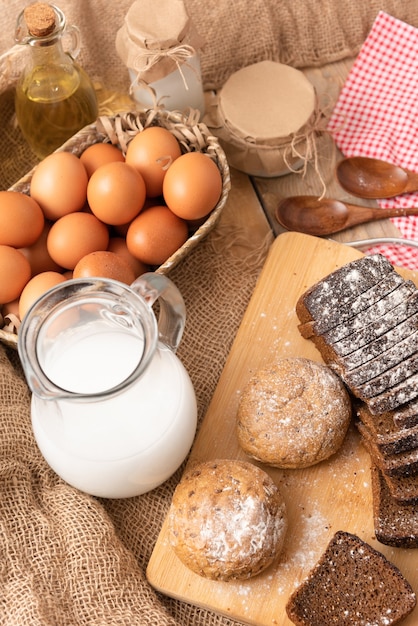 Œufs de poule faits maison et pain frais sur une table en bois.