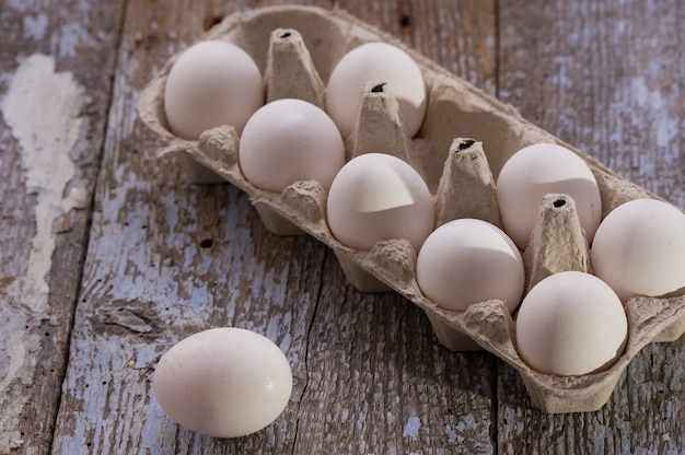 Œufs de poule de ferme sur table en bois