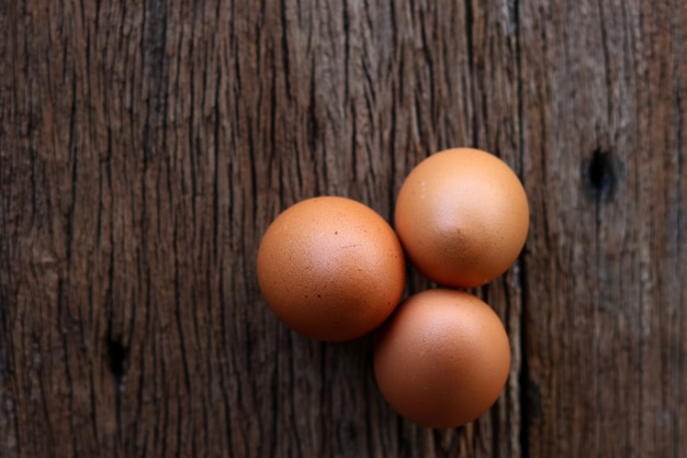 Œufs de poule sur fond de bois. Vue de dessus.