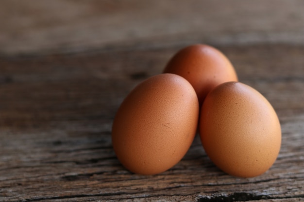 Œufs de poule sur fond de bois.