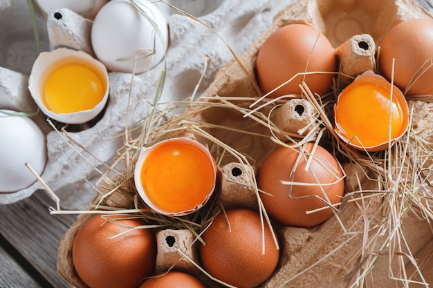 Œufs de poule frais dans le foin