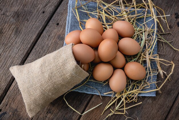 Œufs de poule posés sur une paille