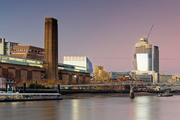 UK, Londres, Tate Gallery of Modern Art et Millennium Bridge