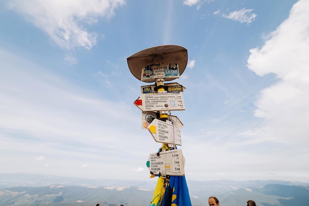 UKRAINE 24 août 2019 Mont Hoverla Carpates en Ukraine en été Les touristes montent au sommet de la montagne Paysage pittoresque vue panoramique sur la crête de Chornogora