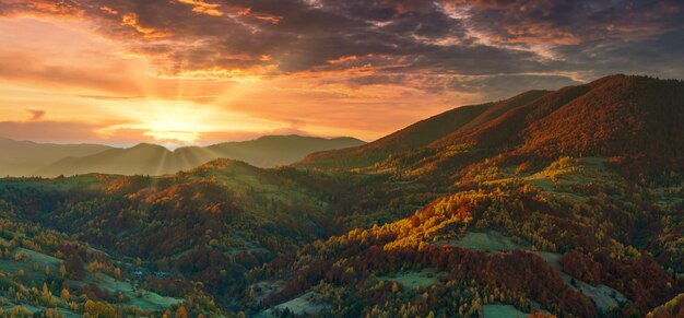 Ukraine Automne chaud dans un village Les forêts pittoresques de hêtres, de bouleaux et de pins et les maisons Hutsul sur fond de crête du col de Synevyr sont très belles avec des couleurs vives après une belle journée