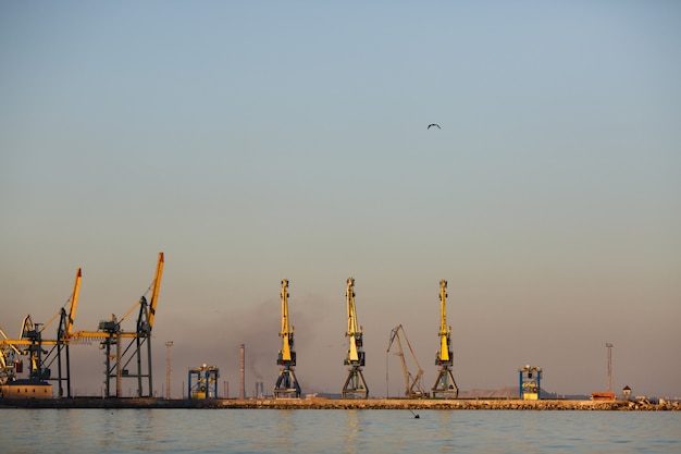 Ukraine. Belle vue d'en haut sur la ville de Marioupol située sur la côte de la mer d'Azov.