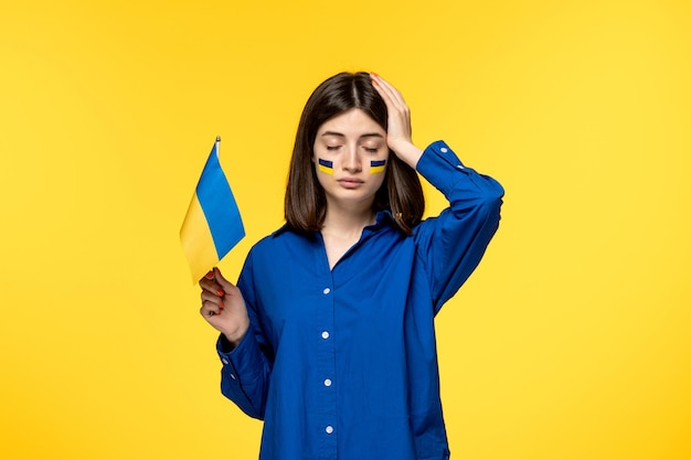 Ukraine conflit russe jolie fille mignonne avec des drapeaux sur les joues les yeux fermés avec le drapeau