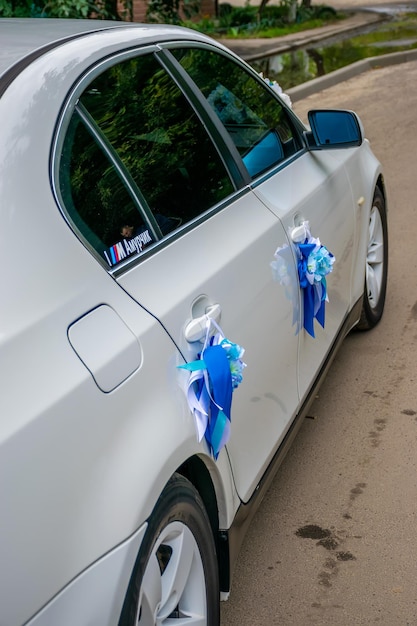 ukraine dnipro les jeunes mariés ont décoré la voiture de mariage