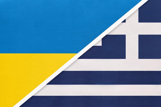 L'Ukraine et la Grèce ou la République hellénique symbole du pays Drapeaux nationaux ukrainiens contre grecs Relation et partenariat entre deux pays