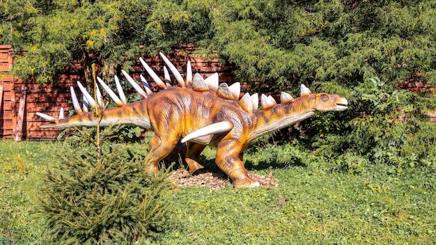 Ukraine, Khmelnitsky, octobre 2021. Modèle de dinosaure dans le parc. Kentrosaurus géant lors d'une exposition dans le parc par une journée ensoleillée d'été