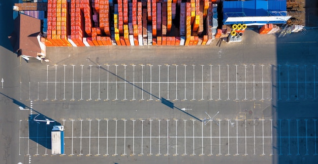 Photo ukraine, kiev. vue aérienne, du drone à l'entrepôt avec beaucoup de matériaux de construction différents et parking avec un camion journée ensoleillée. vue de dessus.