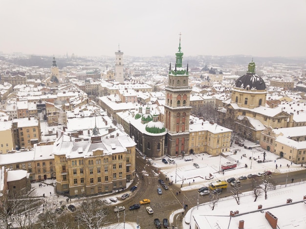 Ukraine Lviv centre-ville ancienne architecture drone photo vue à vol d'oiseau en hiver