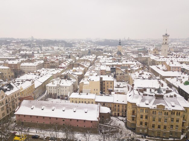 Ukraine Lviv centre-ville ancienne architecture drone photo vue à vol d'oiseau en hiver