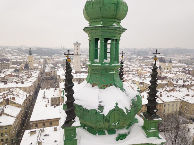 Ukraine Lviv centre-ville ancienne architecture drone photo vue à vol d'oiseau en hiver