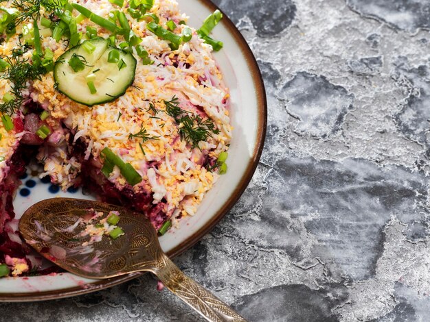 Photo en ukraine, l'un des plats de fête les plus populaires est une salade appelée hareng sous un manteau de fourrure.